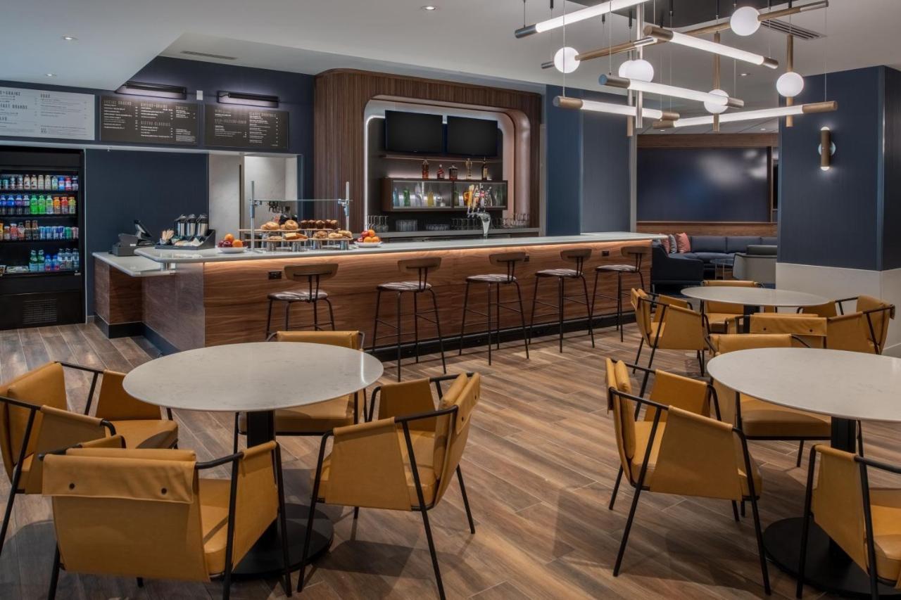 Hotel Courtyard By Marriott Olympia Esterno foto